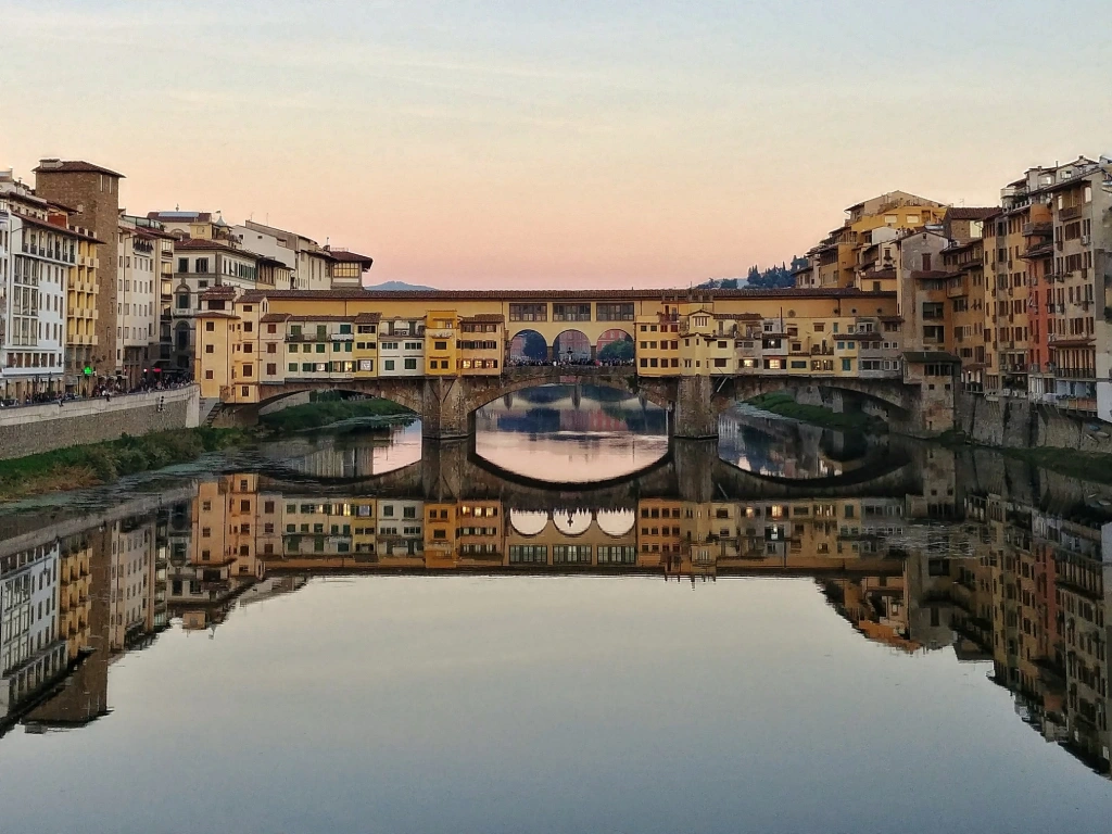 Vista panoramica del Ponte Vecchio a Firenze riflesso nelle acque dell’Arno