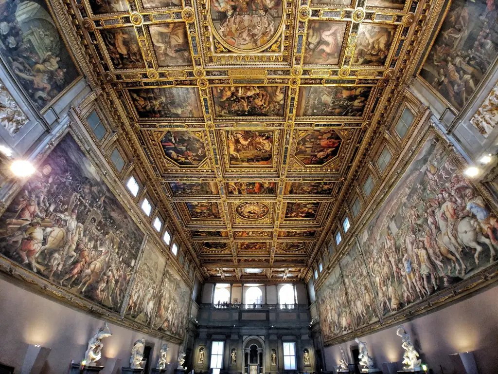 Interno del Salone dei Cinquecento di Palazzo Vecchio a Firenze con soffitto decorato e affreschi
